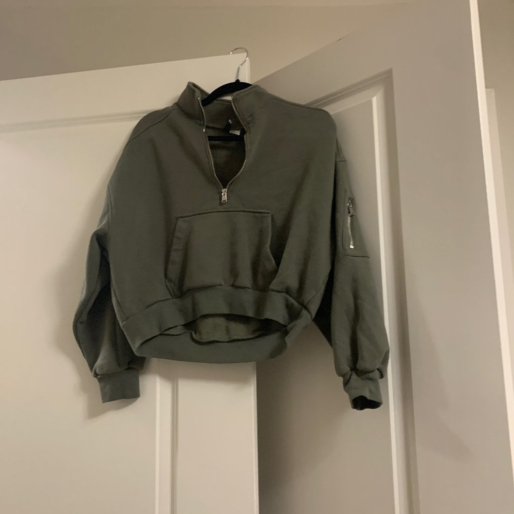 HM Cropped Olive Green Sweatshirt